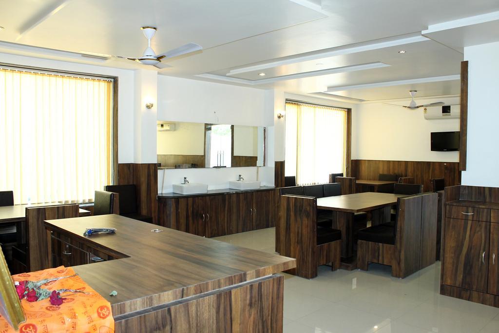 Oyo 4316 Hotel Sai Empire Shirdi Bagian luar foto