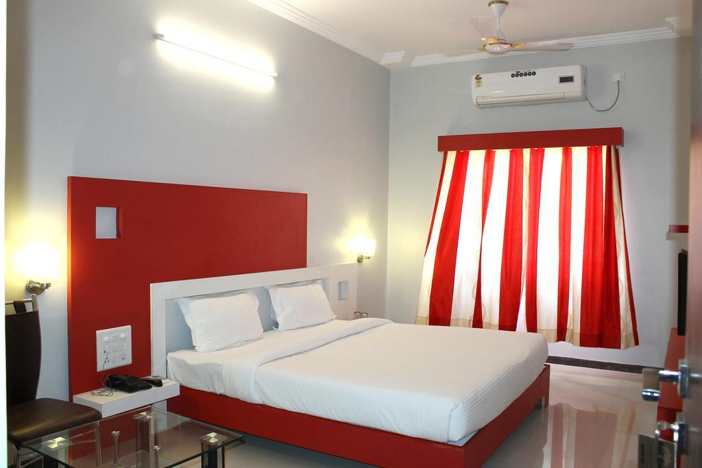 Oyo 4316 Hotel Sai Empire Shirdi Ruang foto