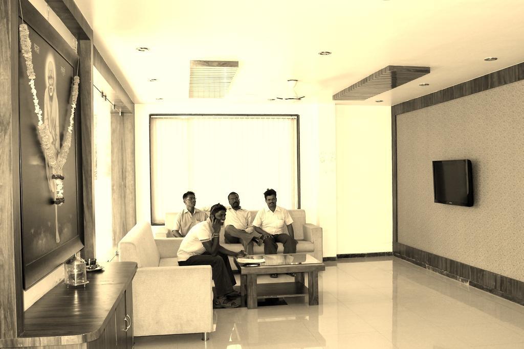 Oyo 4316 Hotel Sai Empire Shirdi Bagian luar foto