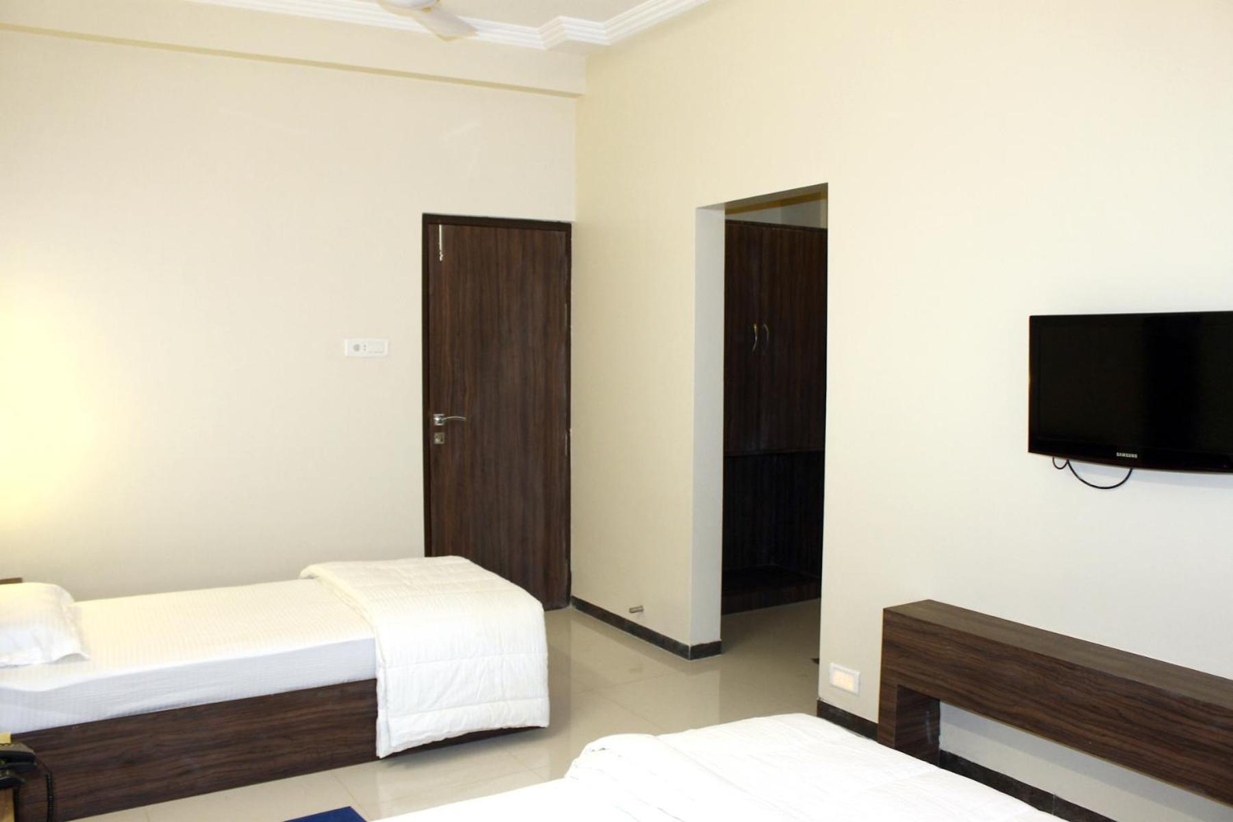 Oyo 4316 Hotel Sai Empire Shirdi Bagian luar foto