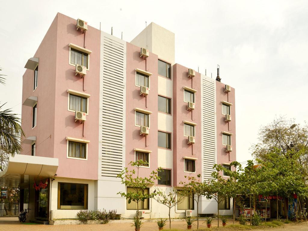 Oyo 4316 Hotel Sai Empire Shirdi Bagian luar foto